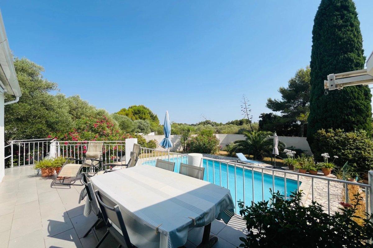 A VENDRE - Belle villa de plain-pied dans un quartier r&eacute;sidentiel &agrave; Saint-Geni&egrave;s-des-Mourgues.